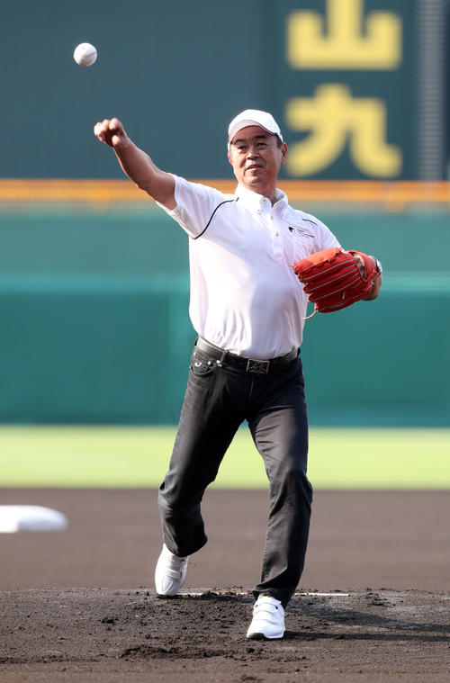 鳥取城北対龍谷大平安　始球式を行う水野氏（撮影・垰建太）
