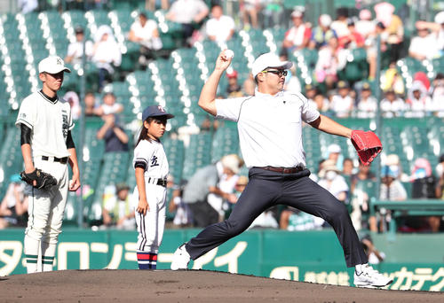 広陵対二松学舎大付　レジェンド始球式で投球する本間篤史氏（撮影・白石智彦）