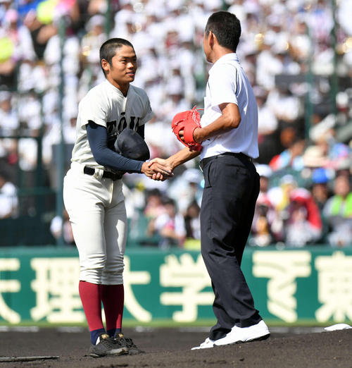 沖学園対大阪桐蔭　レジェンド始球式を終え大阪桐蔭・根尾（左）と握手する坂本氏（撮影・滝沢徹郎）