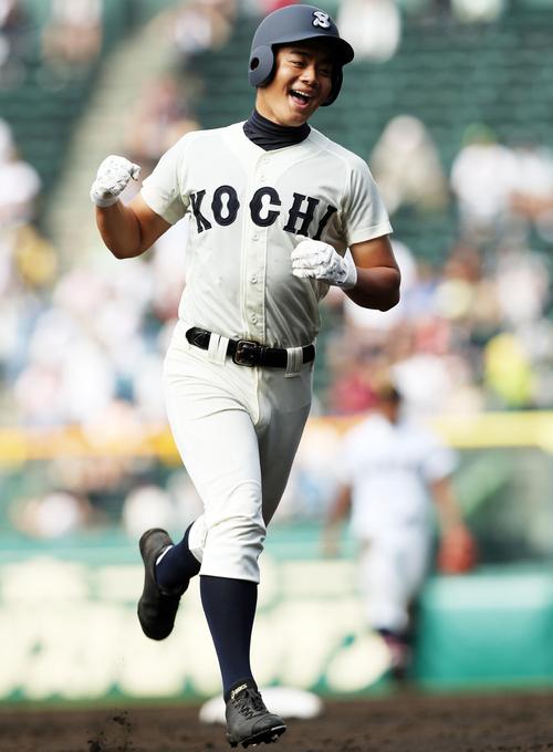 山梨学院対高知商 3回裏高知商2死二塁、右越え2点本塁打を放ち笑顔でガッツポーズする藤高(撮影・前田充)