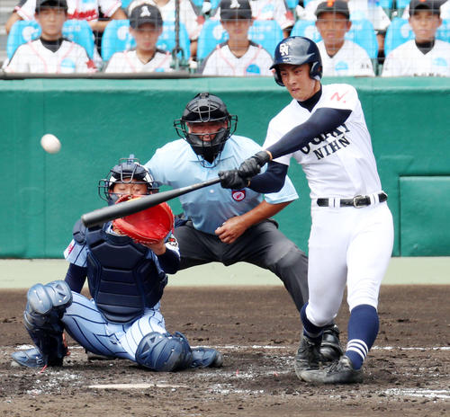 東海大熊本星翔対大垣日大 2回裏大垣日大無死、小野寺は右越えソロ本塁打を放つ(撮影・加藤哉)