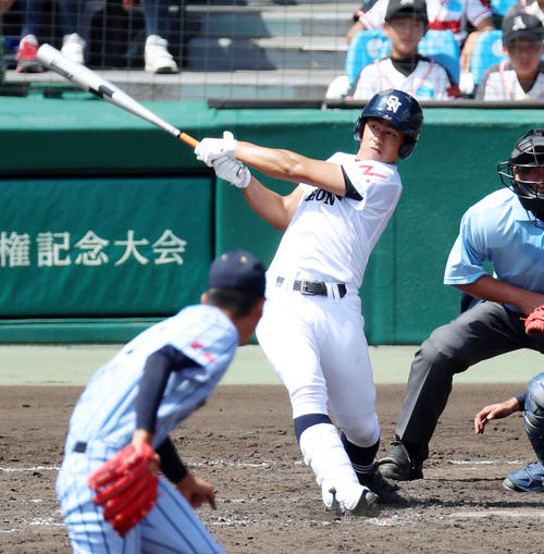 東海大熊本星翔対大垣日大 4回裏大垣日大無死満塁、堀本は右翼越え満塁本塁打を放つ(撮影・加藤哉)