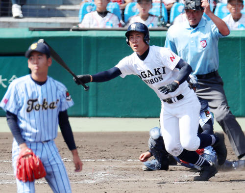 東海大熊本星翔対大垣日大 8回裏大垣日大2死一、二塁、小野寺は右翼越え3点本塁打を放つ(撮影・加藤哉)