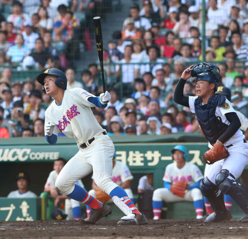 花咲徳栄対鳴門 4回表花咲徳栄無死、野村は左越え本塁打を放つ。捕手中村(撮影・上山淳一)