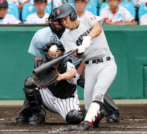 横浜対愛知産大三河 7回表横浜無死、河原木は左翼越えソロ本塁打を放つ(撮影・加藤哉)