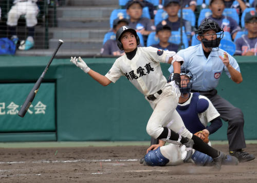 折尾愛真対日大三 8回表折尾愛真1死二塁、左越え2点本塁打を放つ斉藤(撮影・清水貴仁)