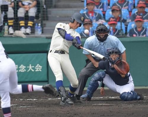 奈良大付対羽黒 5回表奈良大付無死一塁、宮川寛志は右中間2点本塁打を放つ(撮影・奥田泰也)