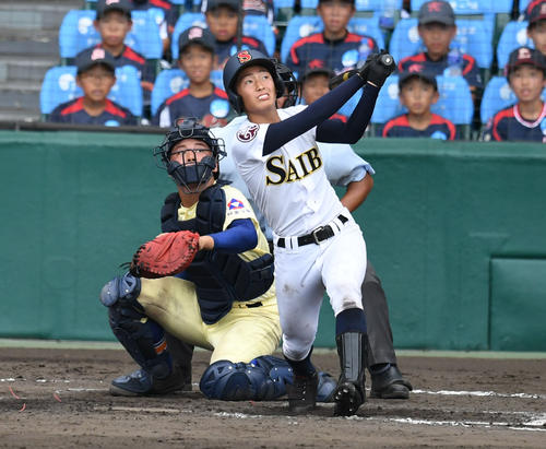 星稜対済美 8回裏済美2死一、三塁、政吉完哉は左越え3点本塁打を放つ(撮影・奥田泰也)