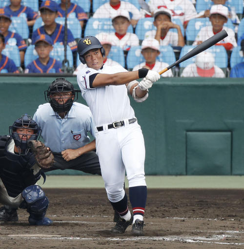 山梨学院―高知商 7回表山梨学院1死、野村が左越えに本塁打を放つ。捕手乗松(共同)
