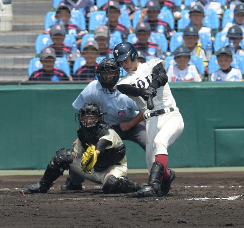 作新学院対大阪桐蔭　２回裏大阪桐蔭１死三塁、山田健太は左犠飛を放つ（撮影・奥田泰也）