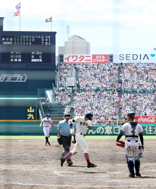 沖学園対大阪桐蔭　７回裏大阪桐蔭無死、根尾は中越えソロ本塁打を放つ（撮影・加藤哉）