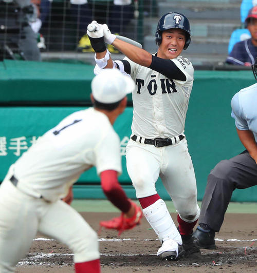高岡商対大阪桐蔭　３回裏大阪桐蔭１死一、二塁、中川卓也は逆転２点適時二塁打を放つ（撮影・宮崎幸一）