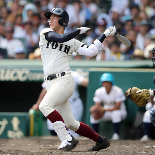 済美対大阪桐蔭　５回裏大阪桐蔭２死満塁、中前に勝ち越しとなる２点中前適時打を放つ石川（撮影・宇治久裕）