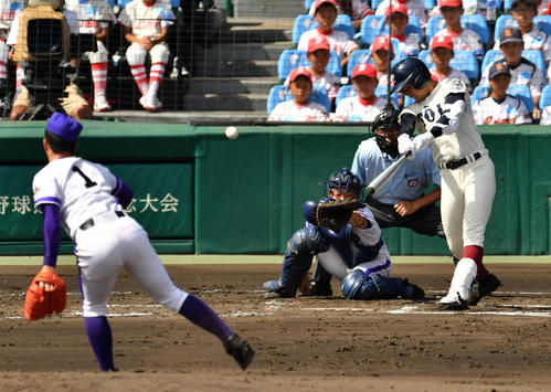 金足農対大阪桐蔭　１回裏大阪桐蔭２死二、三塁、右中間へ２点適時二塁打を放つ石川（撮影・横山健太）