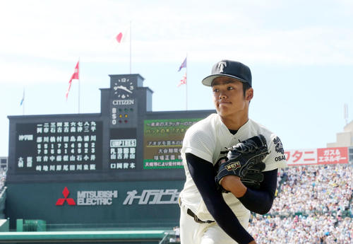 沖学園対大阪桐蔭　試合前、キャッチボールする大阪桐蔭先発の根尾（撮影・垰建太）