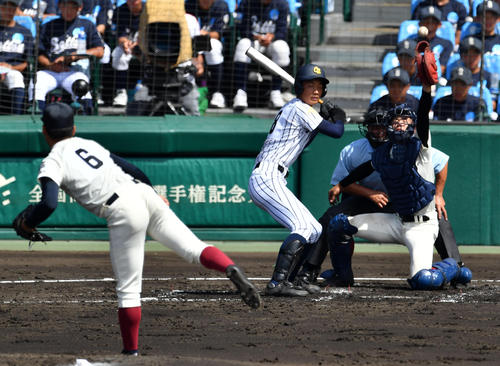 ２回表沖学園２死一、三塁、根尾は暴投で三塁走者吉村の生還を許す（撮影・横山健太）