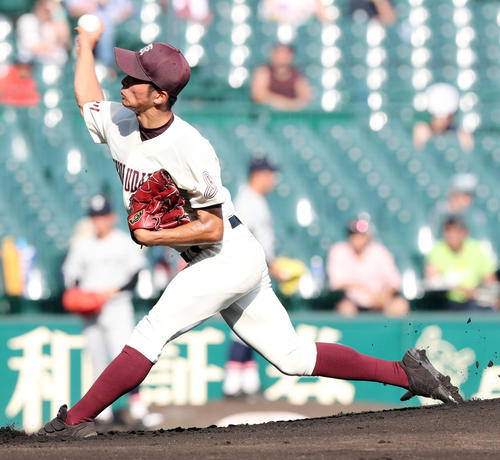 甲子園で力投する旭川大高・沼田