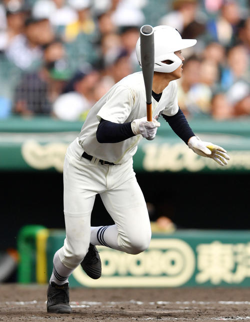 日大三対奈良大付　９回表日大三２死二塁、左越え２点本塁打を放つ高木（撮影・横山健太）
