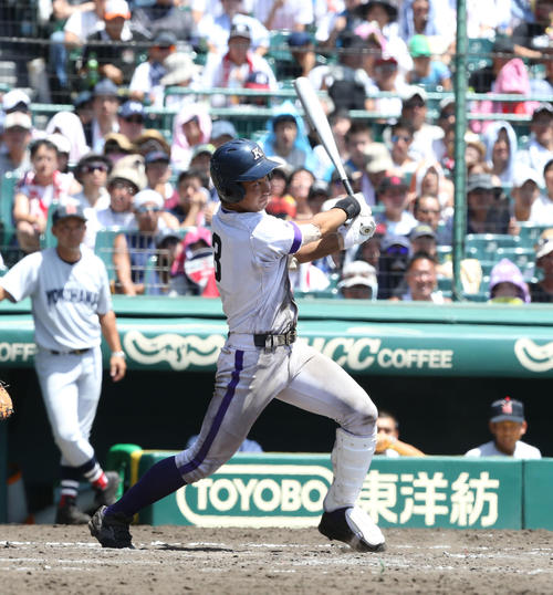 横浜対金足農　８回裏金足農１死一、二塁、中越えに逆転３点本塁打を放つ高橋祐輔（撮影・梅根麻紀）