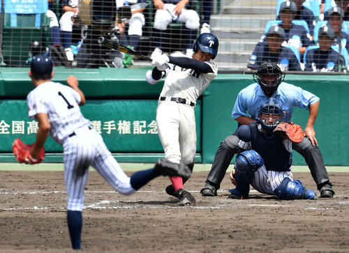沖学園対大阪桐蔭　７回裏大阪桐蔭無死、中越え本塁打を放つ根尾（撮影・横山健太）