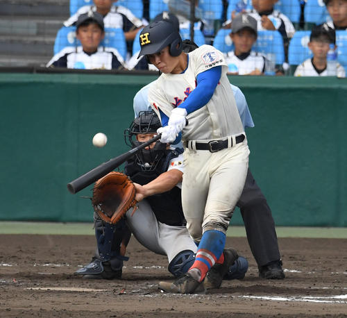 横浜対花咲徳栄　７回裏花咲徳栄１死、橋本吏功は左越え本塁打を放つ（撮影・奥田泰也）