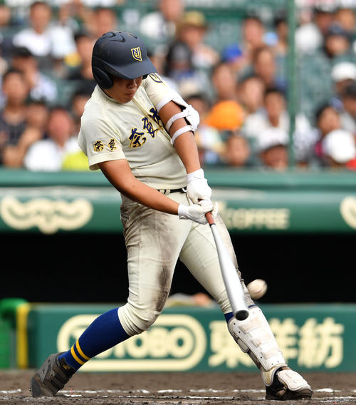 日大三対奈良大付　６回裏奈良大付１死一、三塁、左越え３点本塁打を放つ上野（撮影・横山健太）