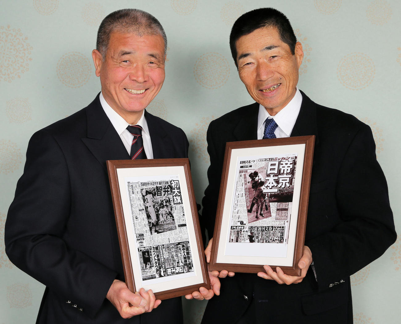 監督初優勝の本紙を手に「懐かしいなあ」と笑顔を見せる智弁和歌山・高嶋監督（左）と帝京・前田監督（撮影・田崎高広）