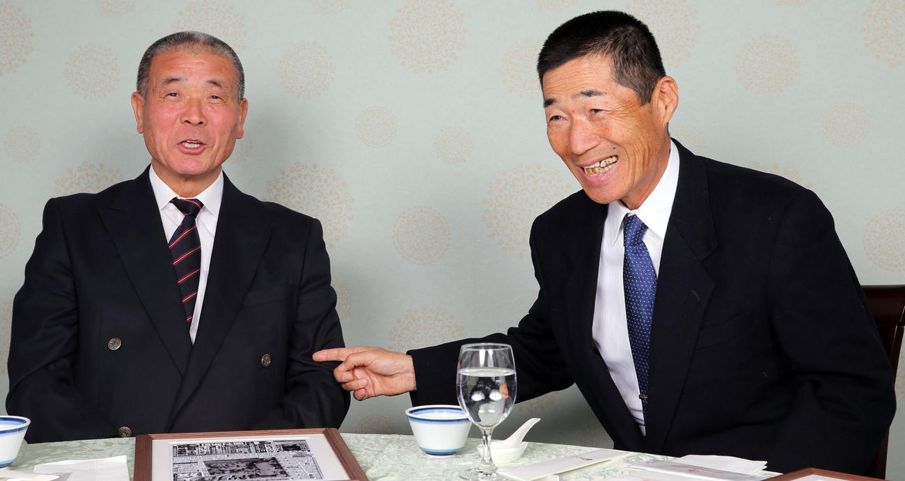 笑顔で語り合う智弁和歌山・高嶋監督（左）と帝京・前田監督（撮影・田崎高広）