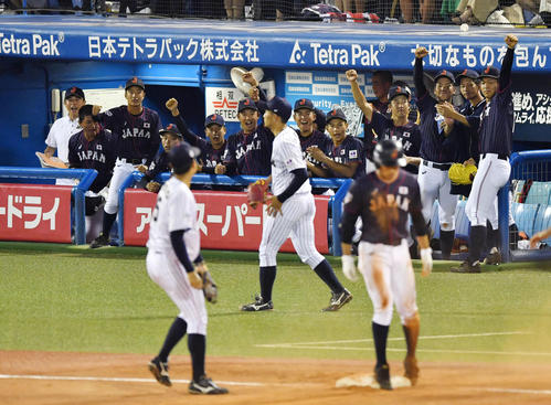高校日本代表対大学日本代表 5回表高校日本代表無死、根尾の中越え三塁打に盛り上がる高校日本代表ナイン(撮影・横山健太)