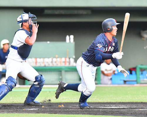 日本代表対宮崎県選抜　1回表日本代表2死二塁、左中間へ適時三塁打を放つ野尻幸輝（撮影・上田博志）