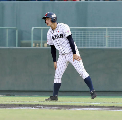 香港対日本　1回裏、一塁コーチを務める日本の吉田（撮影・垰建太）