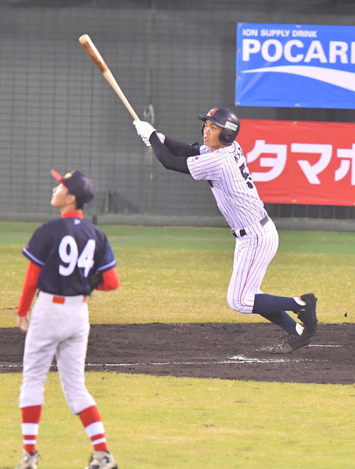 香港対日本代表　2回裏日本代表2死、右越えへソロ本塁打を放つ根尾昂（撮影・上田博志）