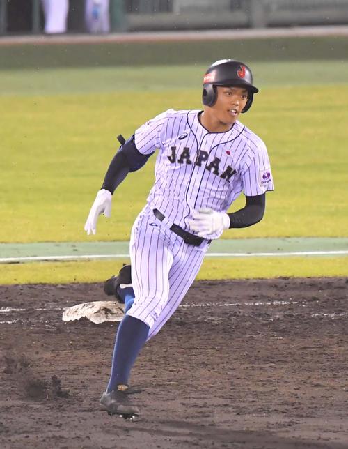 香港対日本代表　3回裏日本代表2死二塁、左前に適時打二塁打を放ちサイクル安打を達成する根尾昂（撮影・上田博志）
