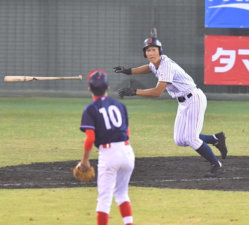 香港対日本代表　4回裏日本代表2死、中越えへ三塁打を放つ藤原恭大（撮影・上田博志）