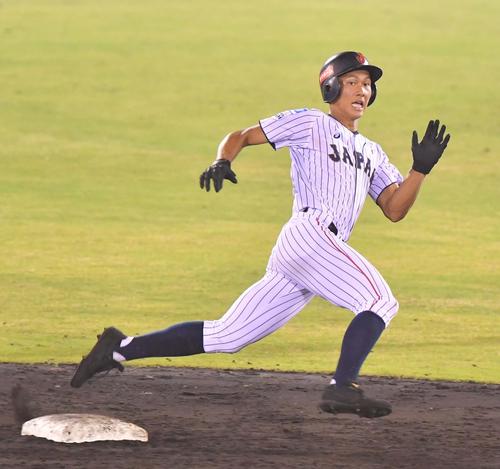 香港対日本代表　4回裏日本代表2死、中越えへ三塁打を放つ藤原恭大（撮影・上田博志）