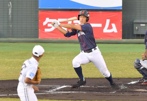 日本代表対スリランカ　1回表日本代表無死、右前に二塁打を放つ小園海斗（撮影・上田博志）
