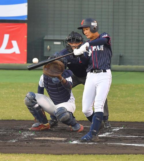 日本代表対スリランカ　1回表日本代表無死三塁、中犠飛を放つ奈良間大己（撮影・上田博志）