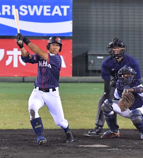 日本代表対スリランカ　3回表日本代表2死一、三塁、中越えへ適時二塁打を放つ蛭間拓哉（撮影・上田博志）