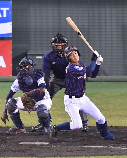 日本代表対スリランカ　4回表日本代表無死三塁、左前に適時打を放つ奈良間大己（撮影・上田博志）