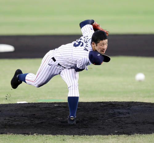 韓国対日本 日本先発の吉田は帽子を飛ばしながら力投する(撮影・垰建太)