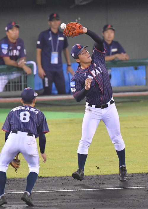 日本代表対台湾代表　2回裏台湾代表1死二塁、リン・シュエンイのフライをミットではじく野尻幸輝（撮影・上田博志）