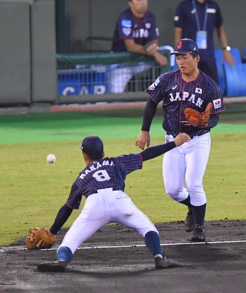 日本代表対台湾代表　2回裏台湾代表1死二塁、リン・シュエンイのフライをミットではじく野尻幸輝（撮影・上田博志）