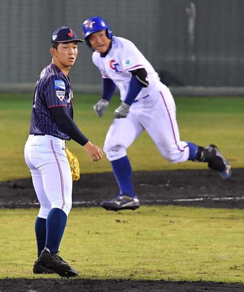 日本代表対台湾代表　2回裏台湾代表1死二塁、リン・シュエンイに左前に先制適時打を浴びる柿木蓮（撮影・上田博志）