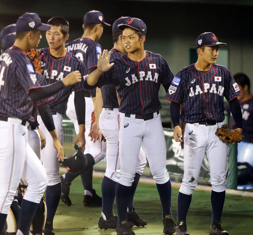 日本対台湾　2回裏、好守をみせた根尾（右から2人目）はベンチ前でナインとタッチを交わす（撮影・垰建太）