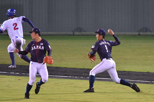日本代表対台湾代表　2回裏台湾代表2死一、三塁クオ・ティエンシンにバント安打を決められダイ・ペイフォン（左）の生還を許す吉田輝星（中央）（撮影・上田博志）