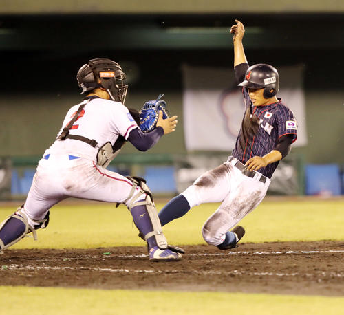 日本対台湾　2回表日本1死二、三塁、中川の左犠飛で根尾（右）が生還する（撮影・垰建太）
