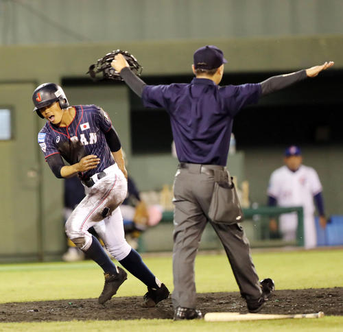 日本対台湾　2回表日本1死二、三塁、中川の左犠飛で根尾（左）が生還する（撮影・垰建太）