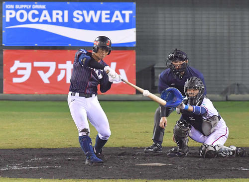 日本代表対台湾代表　4回表日本代表1死二、三塁、同点となる左犠飛を放つ中川卓也（撮影・上田博志）