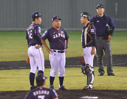 日本代表対台湾代表　4回裏台湾代表2死一、二塁、吉田輝星（左）小泉航平（右）に声を掛ける永田裕治監督（撮影・上田博志）