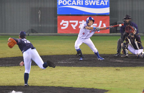 日本対台湾　4回裏台湾2死一、三塁、クオ・ティエンシンに適時バント安打を決められる吉田（撮影・上田博志）